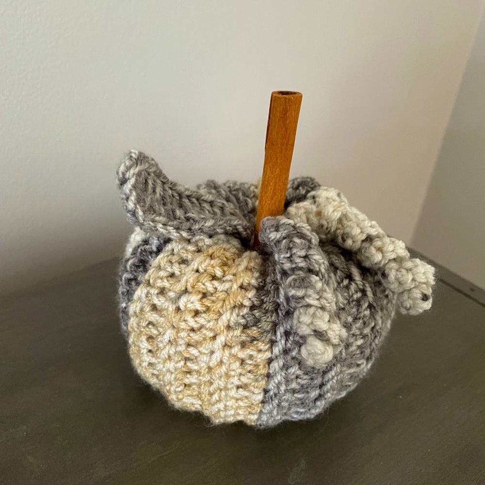 Crochet Pumpkin with cinnamon stick and two curly cues - Picture 4 of 4